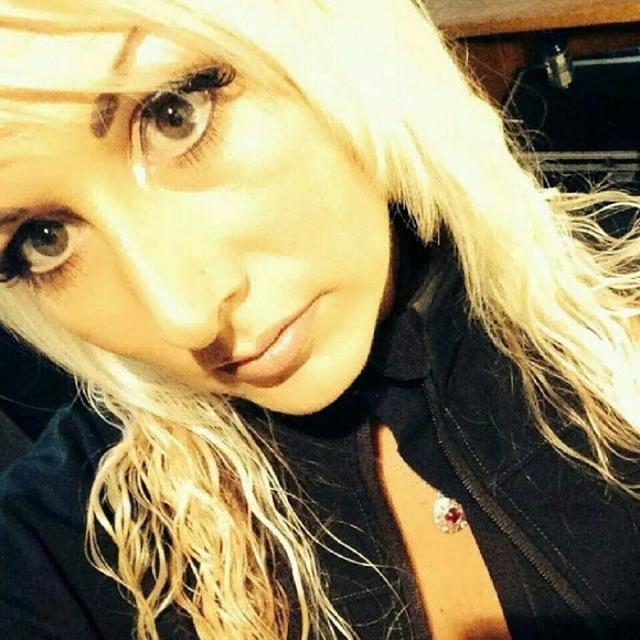 Profile Picture of Veronica Rasmussen (@river_sunshine) on Poshmark