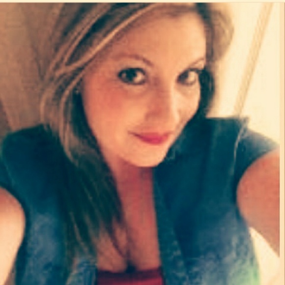 Profile Picture of Lucia Davis (@k_tuckygirl) on Poshmark