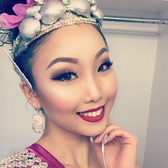 Profile Picture of Julie Vang (@juvaj_) on Poshmark