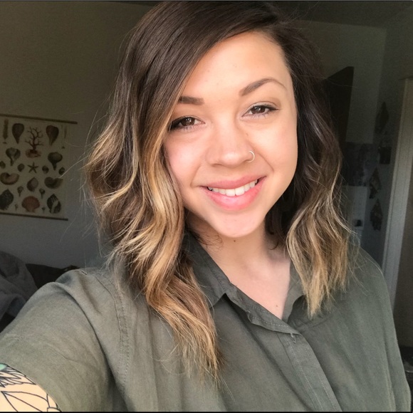 Profile Picture of Leah Amstutz (@leahamstutz) on Poshmark