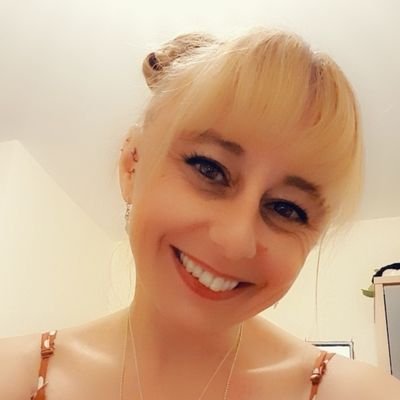 Profile Picture of Zoe Bradley (@TheG00dWitch) on Twitter