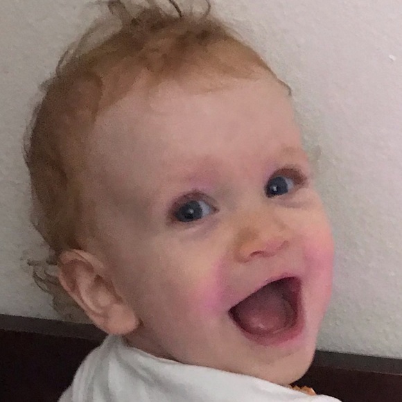 Profile Picture of Heidi Schneider (@winozzle) on Poshmark