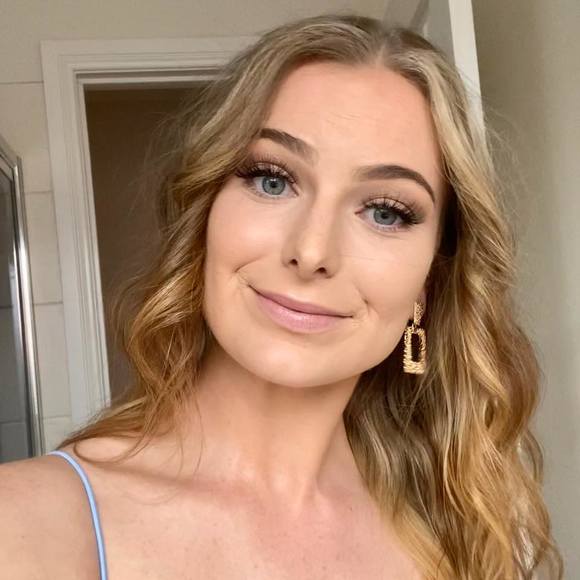 Profile Picture of Sarah Mullenger (@roxy_i_love) on Poshmark