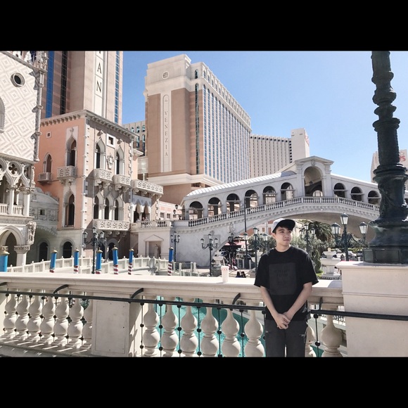 Profile Picture of Yiqi Chen (@ethanyqc) on Poshmark