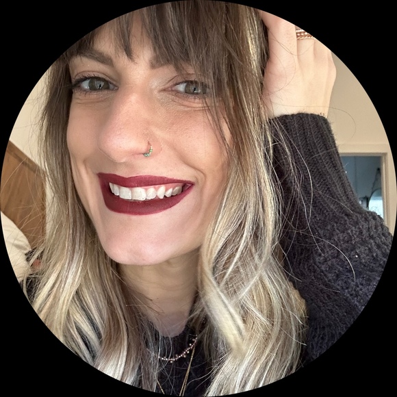 Profile Picture of Cat Tosiello (@okaycat) on Poshmark