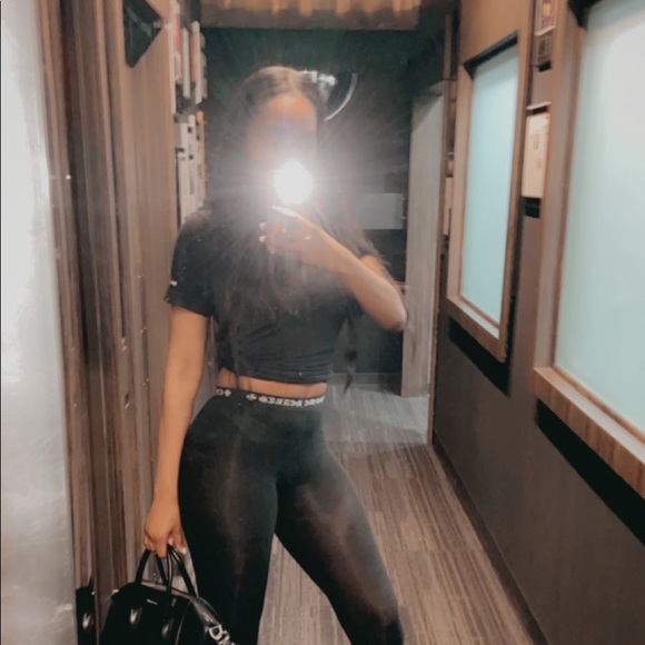 Profile Picture of Kellie Vicks (@kelliesv) on Poshmark