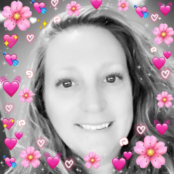 Profile Picture of Suzee Bartlein (@suzeenole) on Poshmark