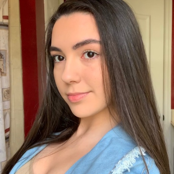 Profile Picture of Catherine Gonzalez (@catkulesza) on Poshmark