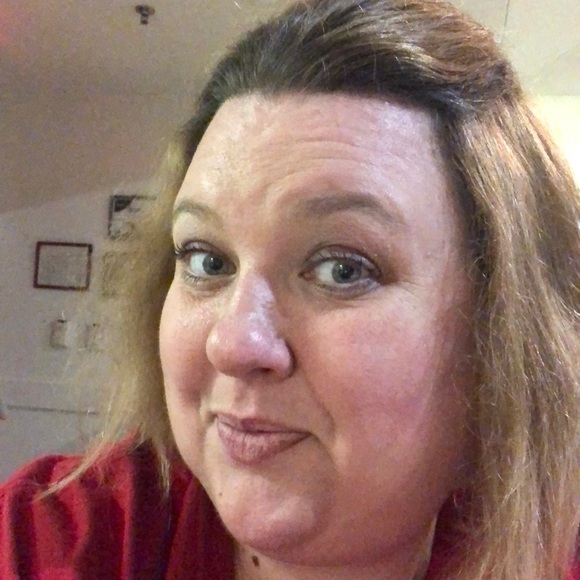 Profile Picture of Nikki Carson (@ncarson1982) on Poshmark