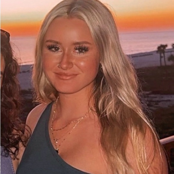 Profile Picture of Rachel Toland (@racheltolandd) on Poshmark