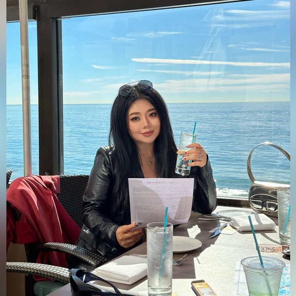 Profile Picture of Xiaobei Chen (@xiaobaybee) on Poshmark