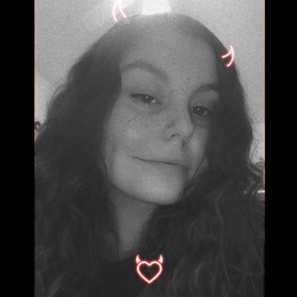 Profile Picture of Emma Osberg (@emmaosberg) on Poshmark