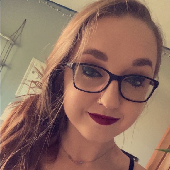 Emma Gutting - Poshmark Profile Picture of Emma Gutting (@emma_gutting) on Poshmark