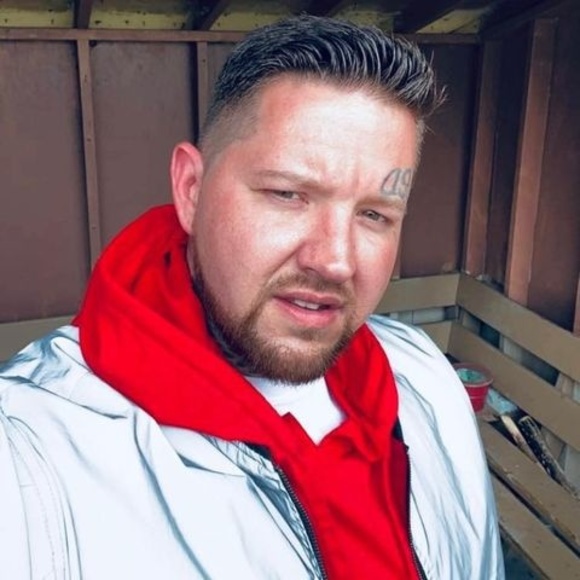 Robert Lavenduskey - Poshmark Profile Picture of Robert Lavenduskey (@r_lavenduskey) on Poshmark