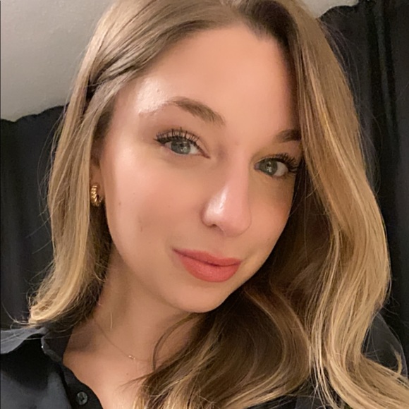 Profile Picture of Erin Greenly (@eringreenly) on Poshmark