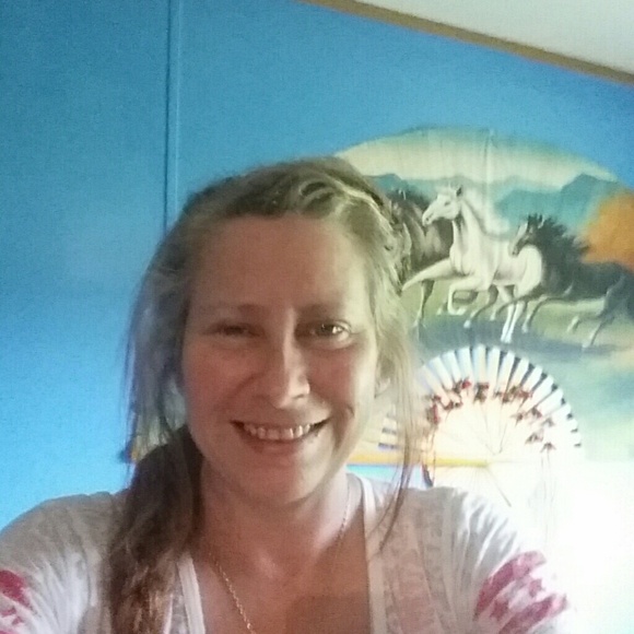 Profile Picture of Karen Harden (@karencutrate) on Poshmark