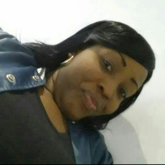 Profile Picture of Cinthia Synal (@csynal5421) on Poshmark
