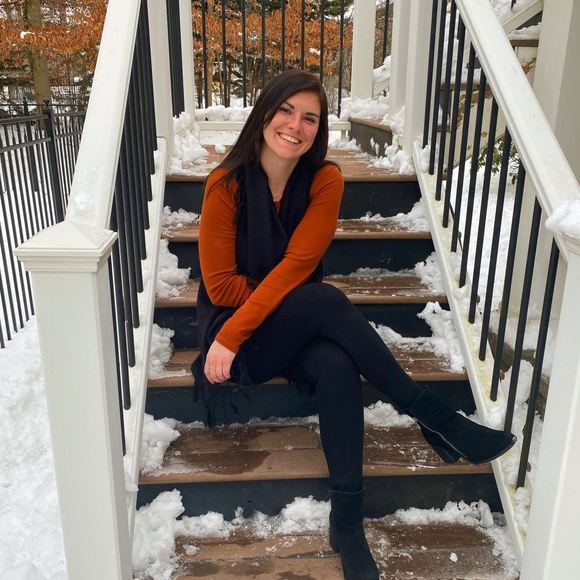 Profile Picture of Ashley Edgell (@ashedge) on Poshmark