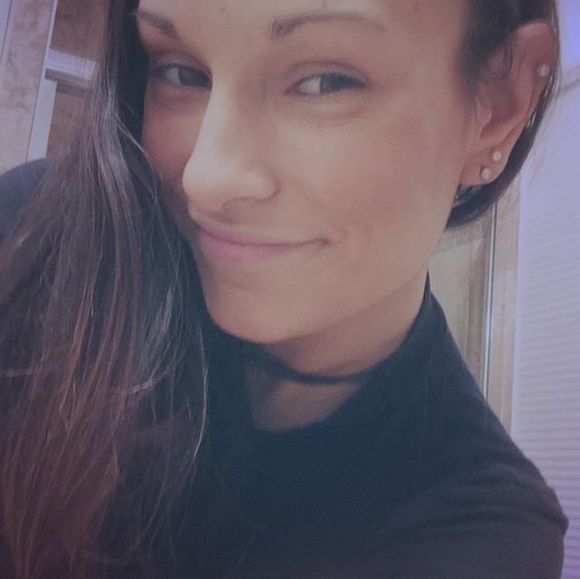 Profile Picture of Steph Apruzzese (@stephapruzzese) on Poshmark