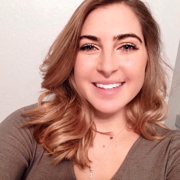 Profile Picture of Danielle Petroff (@dannnie22) on Poshmark