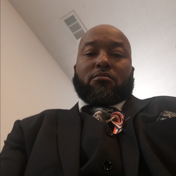 Profile Picture of Jon Pointer (@molliejoe) on Poshmark