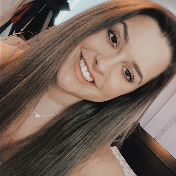 Profile Picture of Hannah Mitchell (@hannahxmitchell) on Poshmark