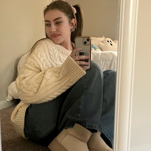 Profile Picture of Lilli Miller (@lillimiller864) on Poshmark