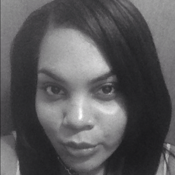 Profile Picture of Simone Miller (@yassienia) on Poshmark
