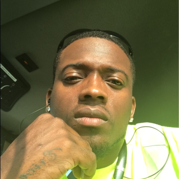 Profile Picture of Devin Thompson (@devint92212) on Poshmark