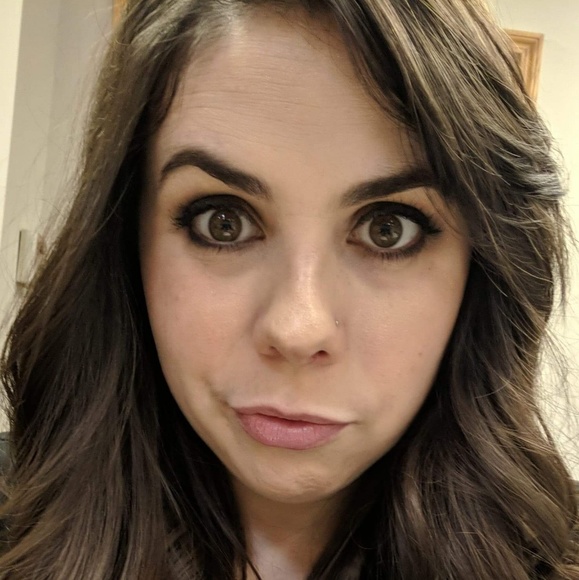 Profile Picture of Amber Schilling (@schillingah) on Poshmark