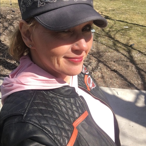 Profile Picture of Christine Wisneski (@gonnadoitcw) on Poshmark