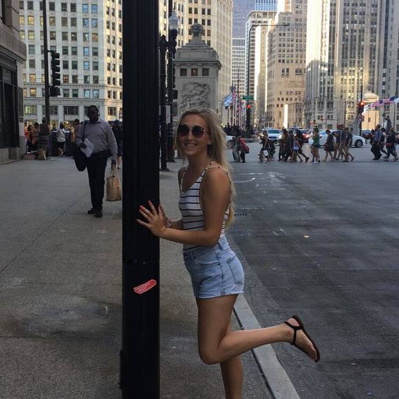 Profile Picture of Danielle Reinitz (@dkreinitz) on Poshmark