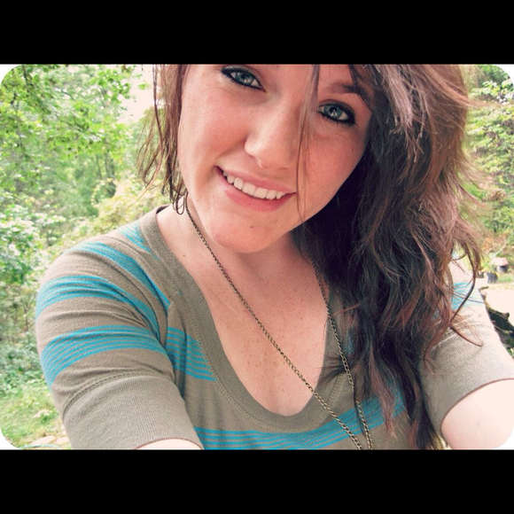 Profile Picture of Paula Nixon (@paula_louu) on Poshmark