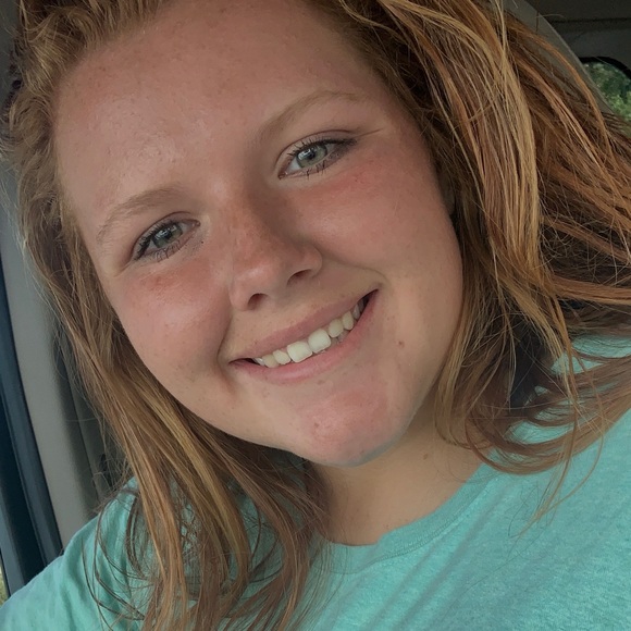 Profile Picture of Hannah Connell (@hannahconnel117) on Poshmark