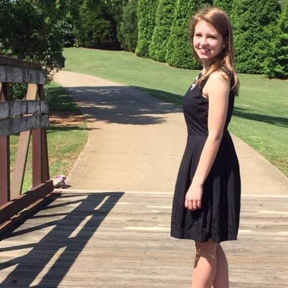 Profile Picture of Lainey Minahan (@lainey3498) on Poshmark