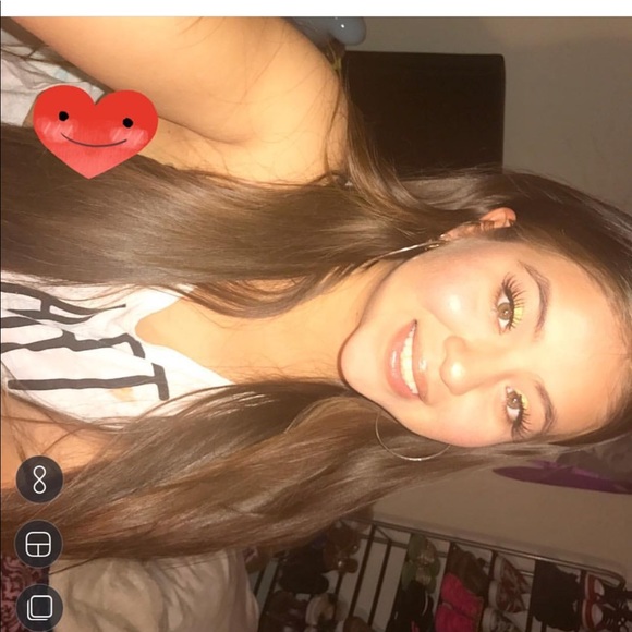 Profile Picture of Claudia Olvera (@claudiaeolveraa) on Poshmark