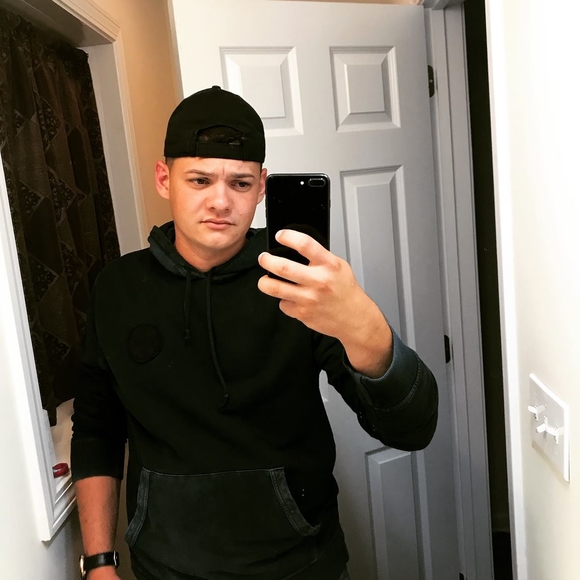Profile Picture of Felipe Estevam (@felipeestevam) on Poshmark