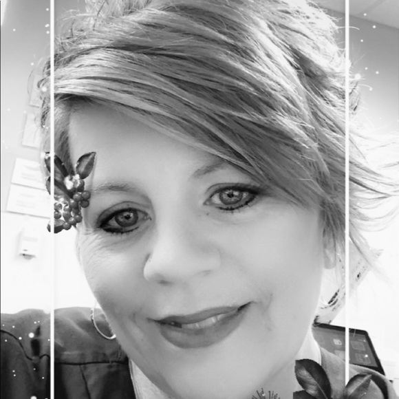 Profile Picture of Lori Schrump (@lorischrump) on Poshmark