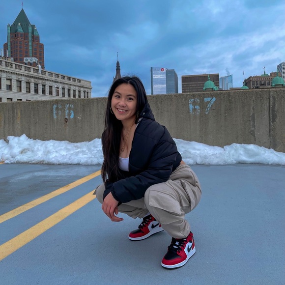 Profile Picture of Julia Xiong (@juliaxiong03) on Poshmark