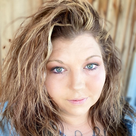 Profile Picture of Danielle Caufield (@daniellecaufiel) on Poshmark