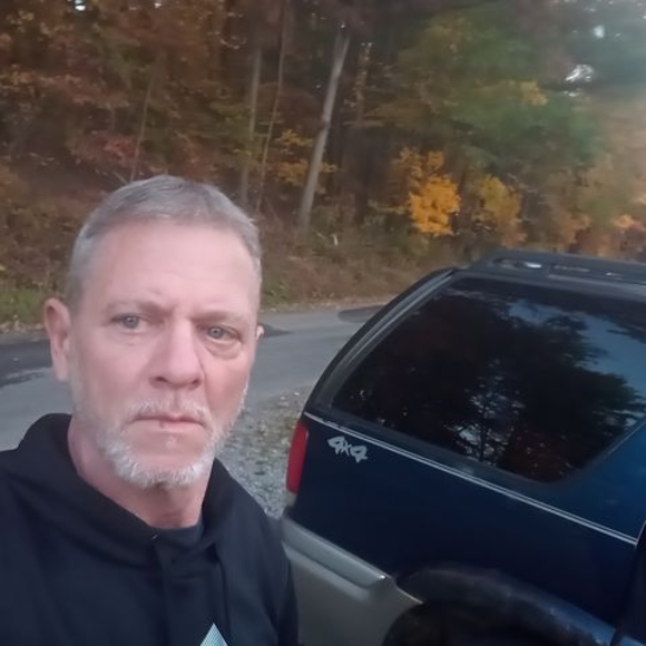 Profile Picture of Robert Mcguinness (@robertmcguinnes) on Poshmark