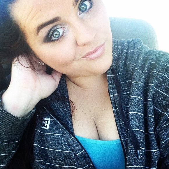 Profile Picture of Heather Howells (@hhowells) on Poshmark