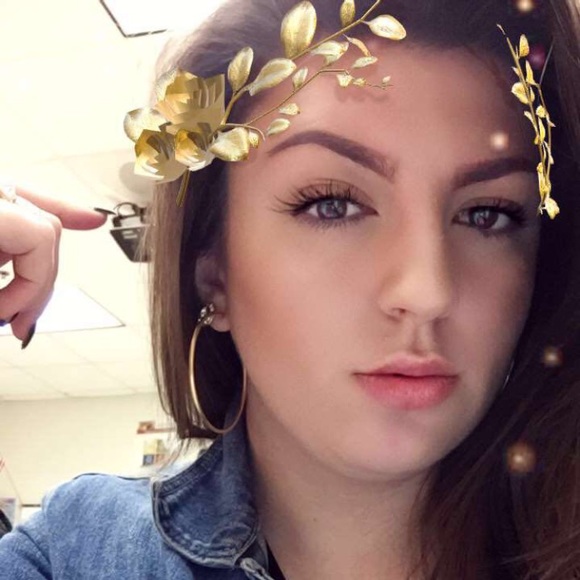 Profile Picture of Lexi Parrish (@lexiloo30) on Poshmark