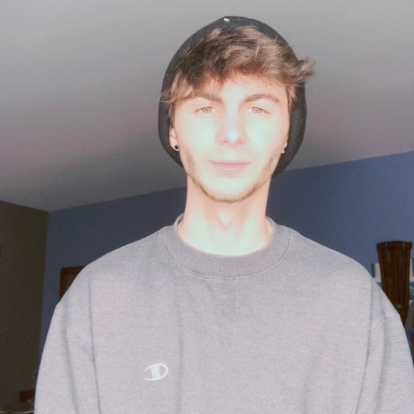 Profile Picture of Dakota Asbell (@dakotaasbell) on Poshmark