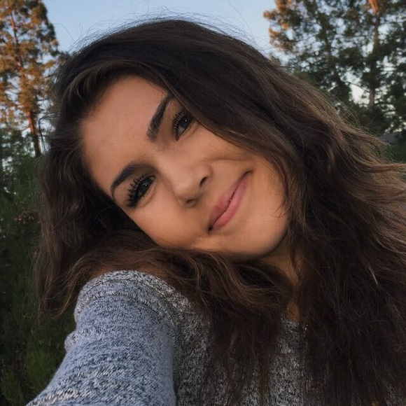 Profile Picture of Lo Springett (@lospring) on Poshmark