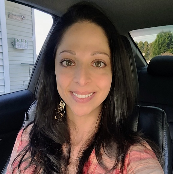 Profile Picture of Crystal Michielli (@crystalmm1986) on Poshmark
