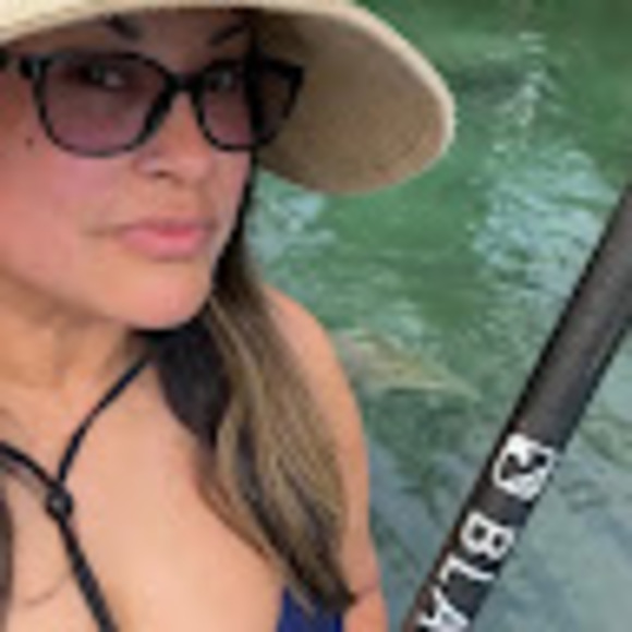 Profile Picture of Enith Hernandez (@fitnessshark) on Poshmark