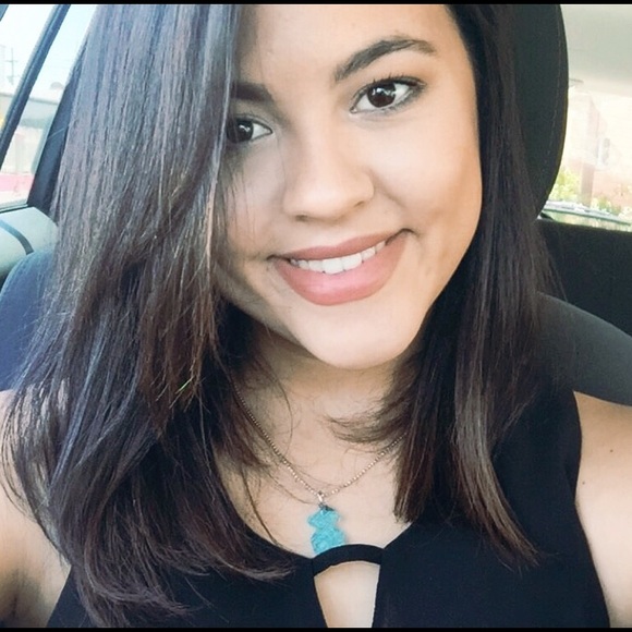 Profile Picture of Devaney Santana (@devaneyandrea) on Poshmark