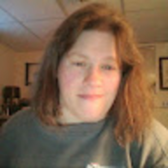 Profile Picture of Melissa Hahn (@melissahahn29) on Poshmark