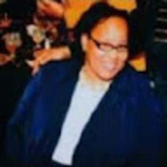 Profile Picture of Alice Anderson (@aliceanderso154) on Poshmark